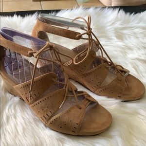Obeo sandals platform tan color size 9